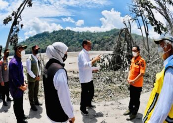 Tinjau Lokasi Erupsi Gunung Semeru, Presiden Pastikan Penanganan Bencana Berjalan Baik.