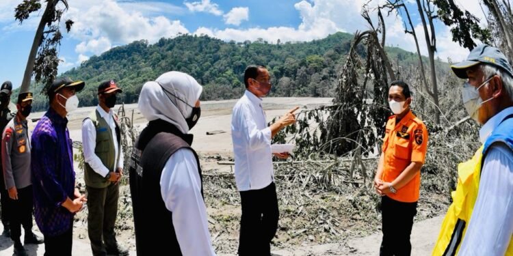 Tinjau Lokasi Erupsi Gunung Semeru, Presiden Pastikan Penanganan Bencana Berjalan Baik.