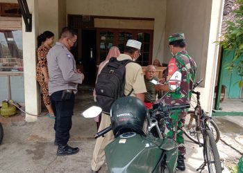 Dapatkan Perhatian Lansia Antusias Dapat Suntik Vaksin.