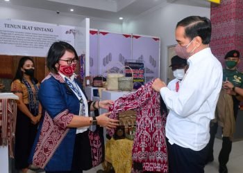Saat Presiden Jokowi Beli Jaket Bomber Dengan Motif Khas Dayak Sintang.