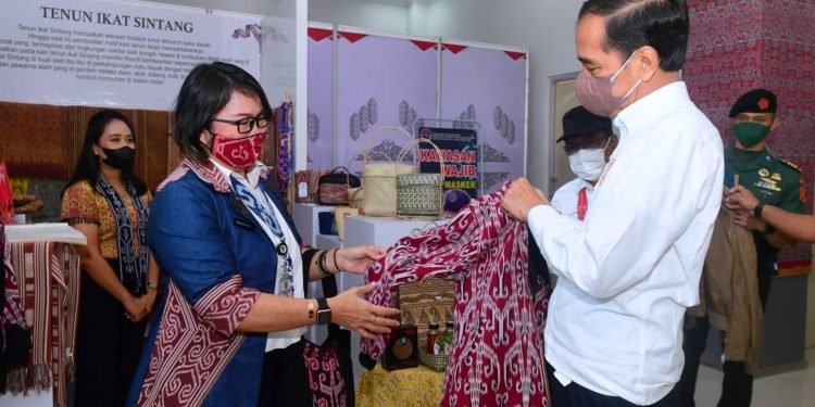 Saat Presiden Jokowi Beli Jaket Bomber Dengan Motif Khas Dayak Sintang.
