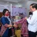 Saat Presiden Jokowi Beli Jaket Bomber Dengan Motif Khas Dayak Sintang.