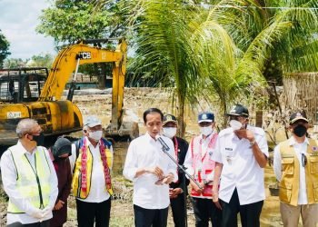 Presiden Tinjau Pembangunan Tanggul Pengendali Banjir dan Serahkan Bantuan Sosial.