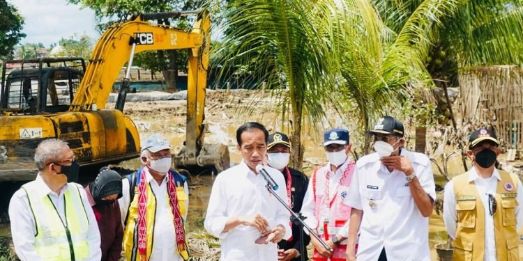 Presiden Tinjau Pembangunan Tanggul Pengendali Banjir dan Serahkan Bantuan Sosial.