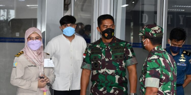 Brigjen TNI Jimmy Tinjau Langsung Kedatangan Pekerja Migran Indonesia Di Pelabuhan Internasional Batam Center.