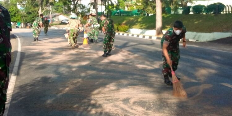 Jajaran Kodim 0315/Bintan Dan BPBD Bersihkan Tumpahan Minyak Di Jalan Ahmad Yani, Pemilik Kendaraan Diminta Segera Melapor.