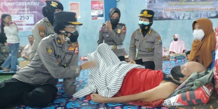 Peduli Korban Erupsi Semeru, Polwan RI Salurkan Bansos Dan Gelar Trauma Healing.