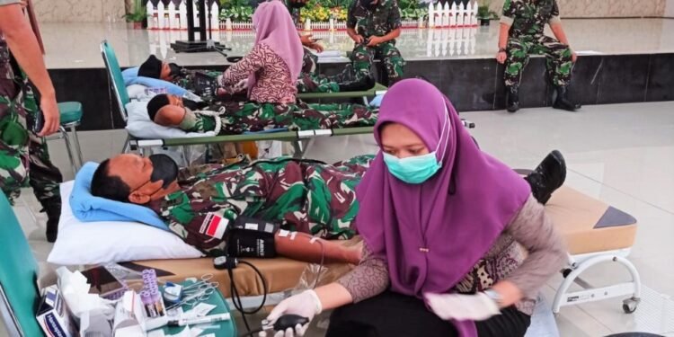 Jelang Hari Juang TNI-AD, Prajurit Lantamal IV Ikuti Donor Darah.