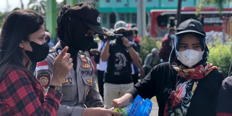 Aksi Simpatik Polwan Polres Bintan Hadapi Unras Fspmi.