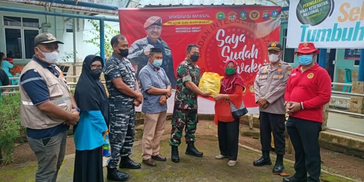 Tim Vaksinasi Mobil Gurindam 12 KOREM 033/WP Bersama Binda Kepri Gencarkan Vaksinasi.