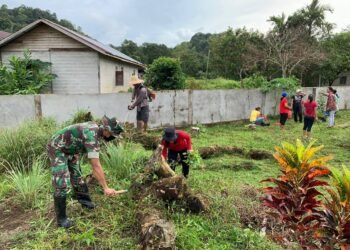 Peduli Kebersihan Lingkungan Sekolah, Satgas Pamtas Yonif Mekanis 643/Wns Karya Bhakti Bersihkan Sekolah.