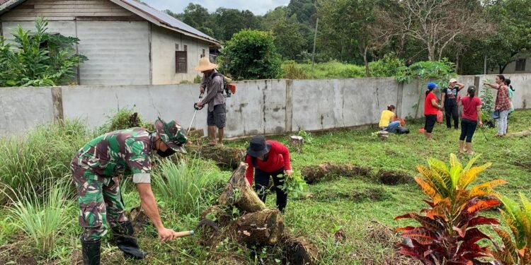 Peduli Kebersihan Lingkungan Sekolah, Satgas Pamtas Yonif Mekanis 643/Wns Karya Bhakti Bersihkan Sekolah.