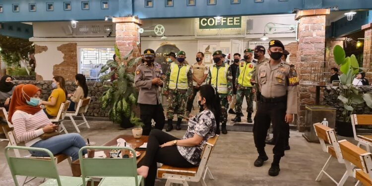 Kodim 0808/Blitar, Laksanakan Operasi Yustisi PPKM Secara Humanis.