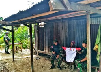Jalin Kasih Dengan Masyarakat, Prajurit Satgas Yonif 126/KC Datangi Rumah Masyarakat Perbatasan.