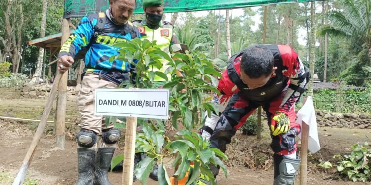 Dandim 0808/Blitar Bersama Rider Trail, Laksanakan Penghijauan Di Wilayah Kabupaten Blitar.