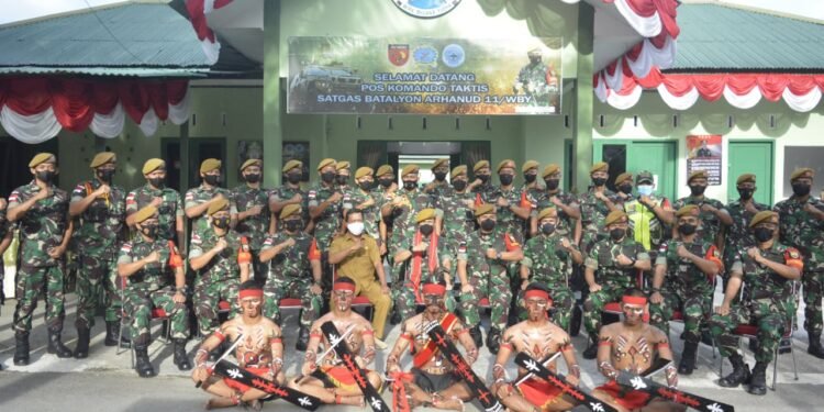 Dirsen Pussenarhanud Kodiklatad kunjungi Pos Kotis Satgas Kodim Maluku Yonarhanud 11/WBY.