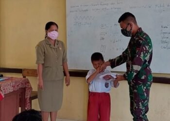 Cerdaskan Anak Bangsa Anggota Satgas Yonif 144/JY Gadik IPA Dan Bagikan Sargal Baju di SDN 02 Perbatasan.