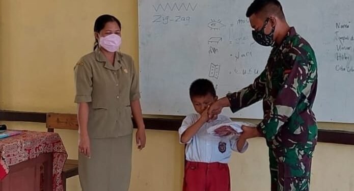 Cerdaskan Anak Bangsa Anggota Satgas Yonif 144/JY Gadik IPA Dan Bagikan Sargal Baju di SDN 02 Perbatasan.