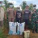 Dukung Ketahanan Pangan, Anggota Satgas Yonif 144/JY Bersama Karantina Pertanian Berikan Bantuan Pupuk Di Perbatasan.