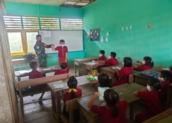 Anggota Satgas Yonif 144/JY Ajarkan Pencegahan Covid-19 3M di SDN 01 Perbatasan.