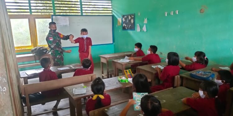 Anggota Satgas Yonif 144/JY Ajarkan Pencegahan Covid-19 3M di SDN 01 Perbatasan.