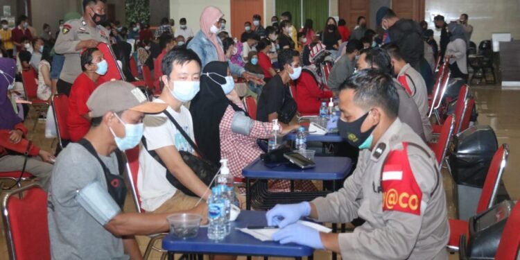 Kapolda Kepri Tinjau Pelaksanaan Vaksinasi Serentak Seluruh Indonesia Dalam Rangka Percepatan Vaksinasi Di Akhir Tahun.