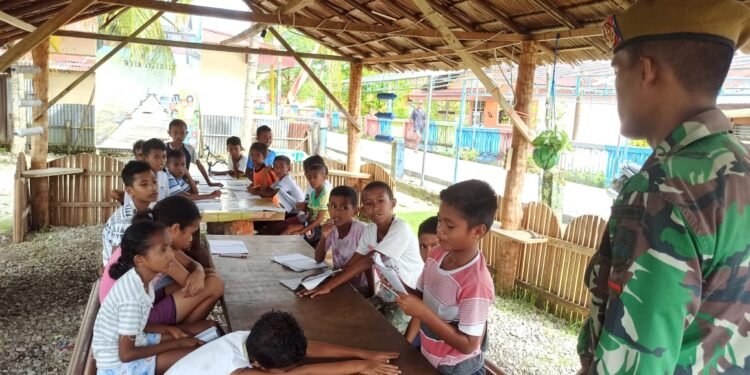 Guna Mendapat Hak Pendidikan, Anggota Satgas Kodim Maluku Batalyon Arhanud 11/WBY Mengajar Anak-anak Putus Sekolah.