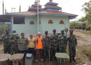 Anggota Satgas Yonif 144/JY Bersama Warga Di Perbatasan, Goro Bersihkan Lingkungan Masjid Al-Hikmah.