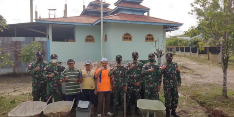 Anggota Satgas Yonif 144/JY Bersama Warga Di Perbatasan, Goro Bersihkan Lingkungan Masjid Al-Hikmah.