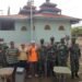 Anggota Satgas Yonif 144/JY Bersama Warga Di Perbatasan, Goro Bersihkan Lingkungan Masjid Al-Hikmah.