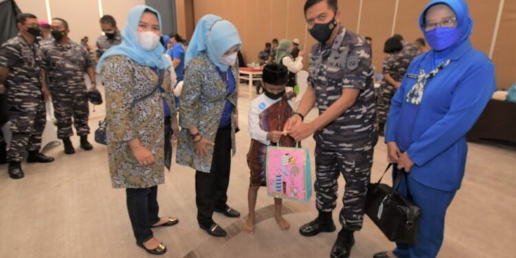 Danlantamal lV Tinjau Pelaksanaan Khitanan Massal Di Batam.