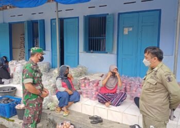 Babinsa Selopuro, Pastikan Penyaluran BPNT Sesuai Protkes Covid-19.