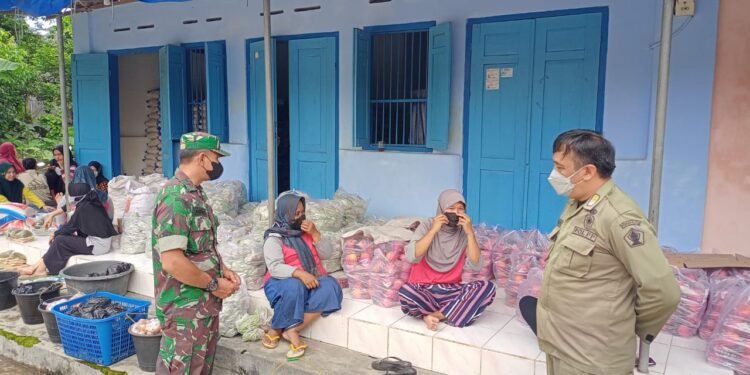 Babinsa Selopuro, Pastikan Penyaluran BPNT Sesuai Protkes Covid-19.