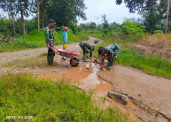 Karya Bhakti Perbaiki Jalan Berlobang Anggota Satgas Yonif 144/JY Bersama Warga Di Perbatasan.