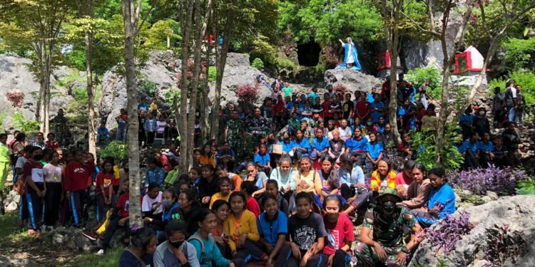 Satgas Pamtas RI-RDTL Yonif 743/YPS Bersama Pelajar Bersihkan Tempat Wisata Religi Di Perbatasan.