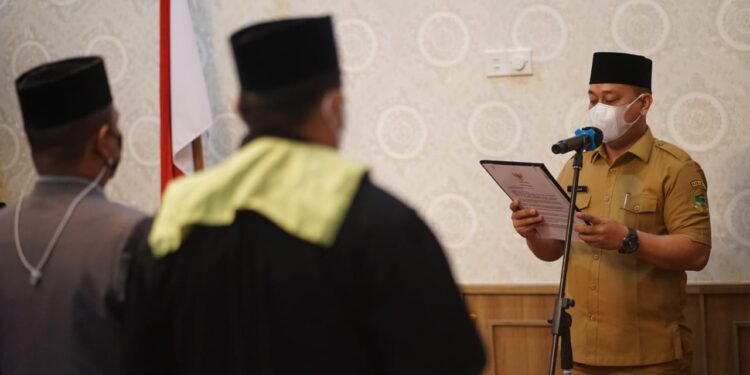 Lantik Komisaris Dan Direktur, Bupati Lingga Berharap BUMD Lingga Bangkit Kembali.