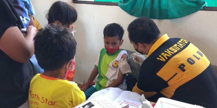 Polda Kepri Laksanakan Vaksinasi Presisi Anak Sekolah Usia 6 Sampai Dengan 11 Tahun.