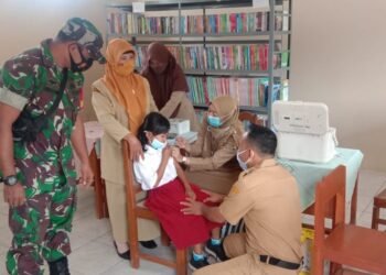 Ciptakan Herd Immunity, Babinsa Bantu Siswa SD Dapatkan Vaksinasi Covid-19.