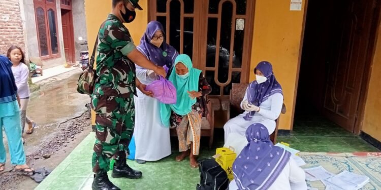 Kodim Sragen – Babinsa Gentanbanaran Door To door Dampingi Vaksinasi Lansia.