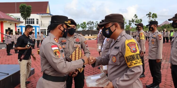 Kapolres Bintan Berikan 65 Penghargaan Kepada Personil Yang Berprestasi.