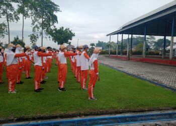 Tanamkan Disiplin, Anggota Koramil Tipe B 0808/01 Sukorejo Latih PBB Siswa Siswi SMA.