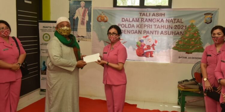 Tali Asih Ketua Bhayangkari Daerah Kepri Bersama Pengurus Daerah Bhayangkari Kepri Dalam Rangka Menyambut Natal 2021 Dan Tahun Baru 2022.