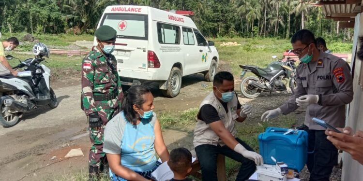 Satgas Yonif Raider Khusus 732/Banau Bantu Percepatan Vaksinasi.