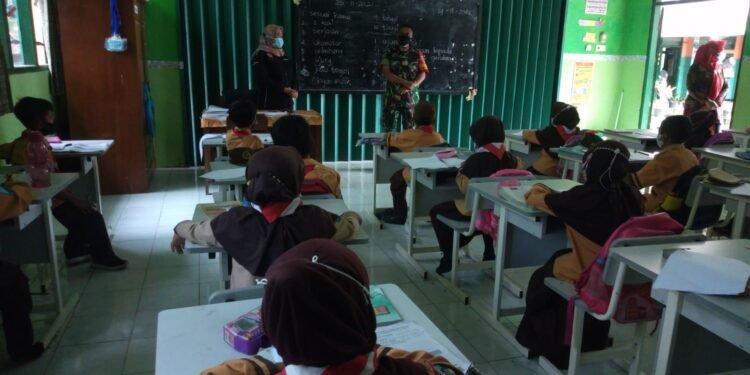 Babinsa Berharap, Kegiatan PTM Di Sekolah Tetap Patuhi Prokes.