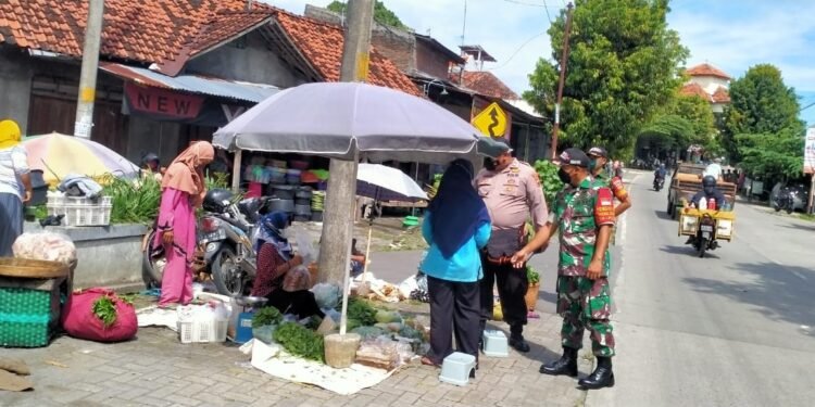Upaya Petugas Gabungan Wilayah Weru Menghentikan Dan Percepatan Penaggulangan Covid-19.