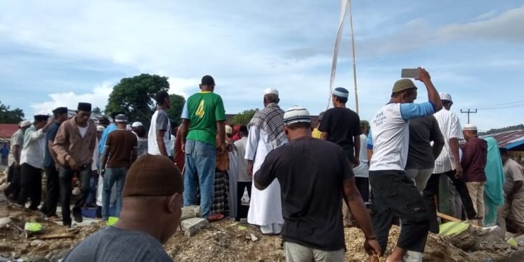 Semangat Gotong Royong Dalam Membangun Jembatan Gantung Penghubung Dua Desa.