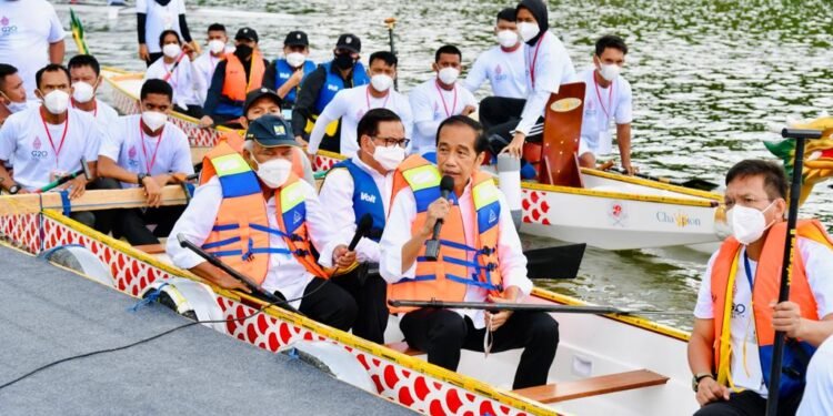 Naik Perahu Naga, Presiden Jokowi Resmikan Bendungan Ladongi di Kolaka Timur.