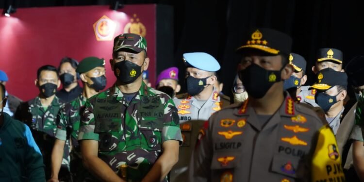 Danrem 061/Sk Ikut Mendampingi Kunjungan Kapolri dan Kasum TNI Tinjau Vaksinasi Massal Yang Diselenggarakan Akabri 2001 Di Sentul Bogor.