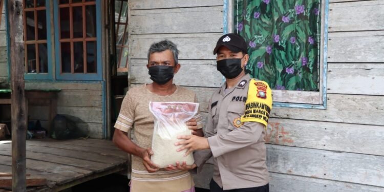 Polres Lingga Berikan Bantuan Sosial Kepada Masyarakat Pesisir.