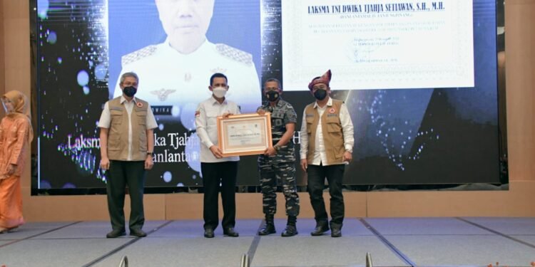 Penyerahan Penghargaan Kepada Forkopimda, Bupati/Walikota, Intansi Vertikal dan Organisasi Se- Provinsi Kepulauan Riau.